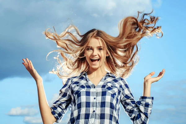 Mooi meisje springt glimlachen — Stockfoto