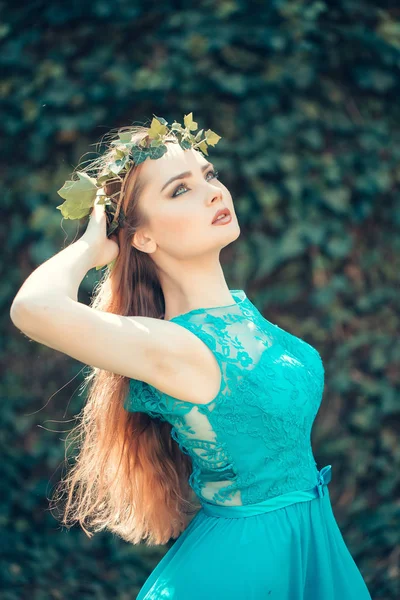 Mavi elbiseli güzel kız — Stok fotoğraf