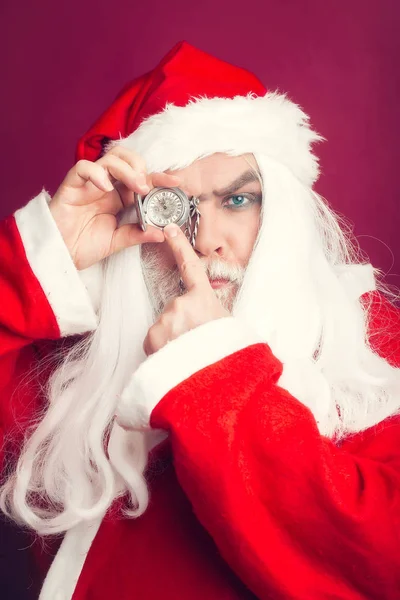 Ernstige kerst man met klok op ketting — Stockfoto