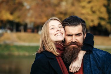 Sonbahar parkında genç bir çift