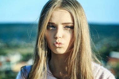 Güzel bir kız öpücük