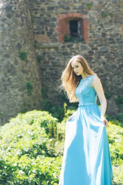 mavi elbiseli güzel kız