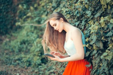 cep telefonu ile güzel kız