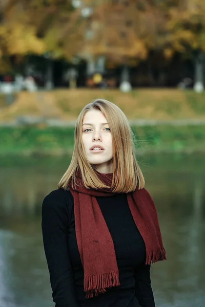 Menina bonita no parque de outono — Fotografia de Stock