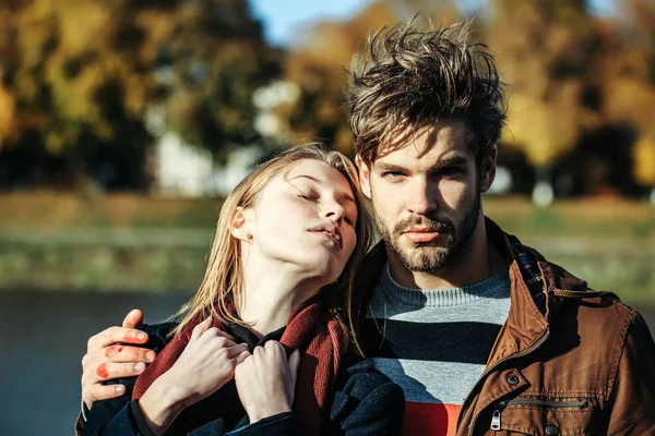 Young couple in autumn park — Stock Photo, Image