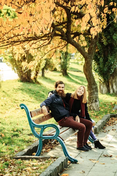 Young couple in autumn park — Stock Photo, Image