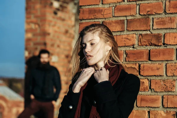 Young couple near roof brick wall — Stock Photo, Image