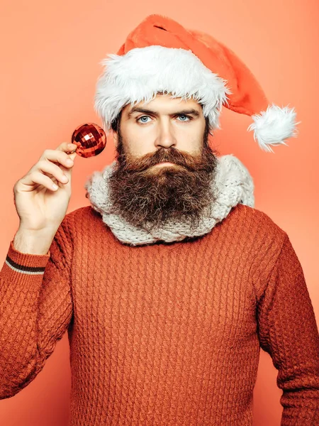 Hombre de Navidad con bola decorativa —  Fotos de Stock