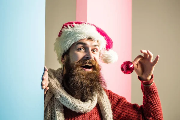 Homme de Noël avec boule décorative — Photo