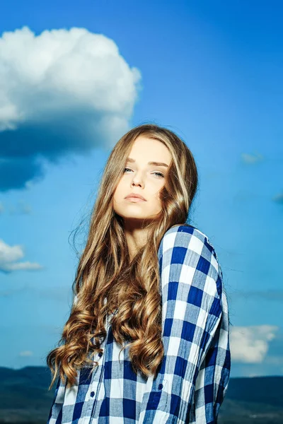 Mooi meisje op blauwe hemel — Stockfoto