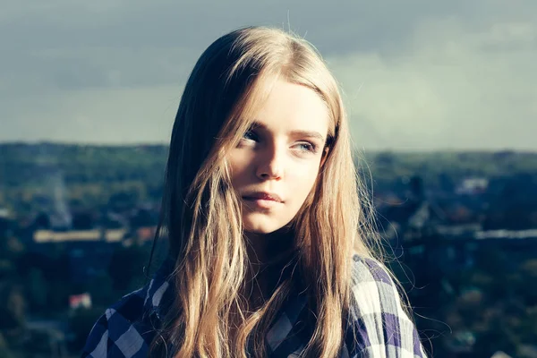 Menina bonita com cabelo loiro — Fotografia de Stock