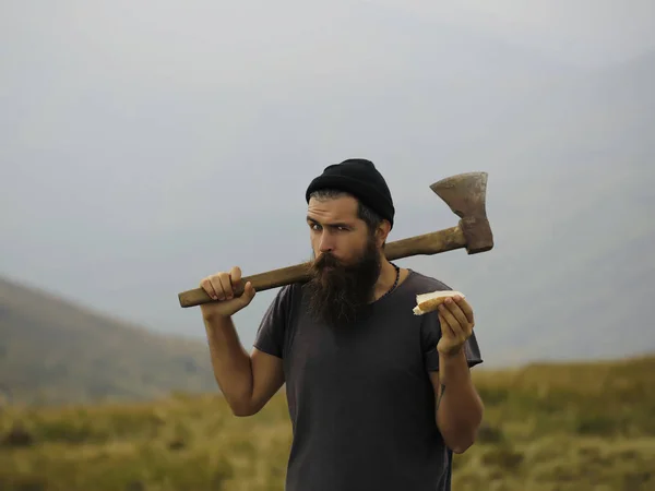 Leñador hombre hipster con hacha — Foto de Stock