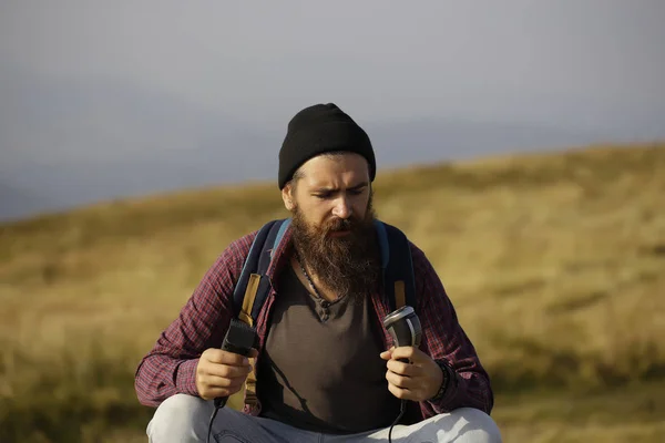 Hombre barbudo hipster con recortasetos — Foto de Stock