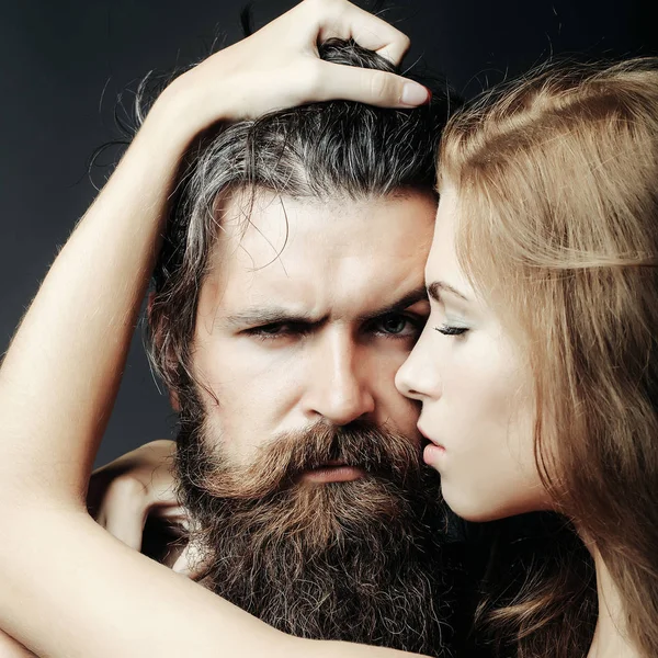 Сексуальный мужчина и женщина обнимаются — стоковое фото