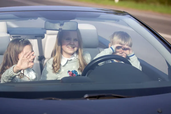 Enfants heureux amis en voiture — Photo