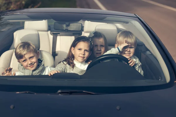 Mutlu çocuk arkadaş araba — Stok fotoğraf