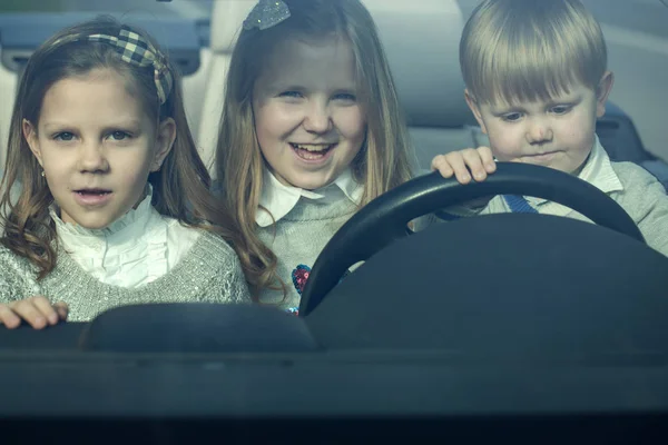 快乐的孩子们在车里的朋友 — 图库照片