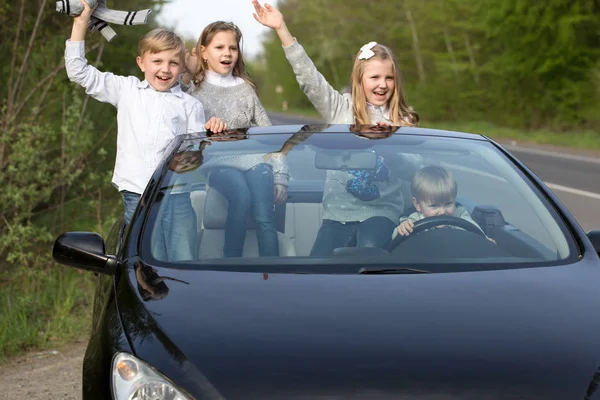 Crianças felizes amigos no carro — Fotografia de Stock