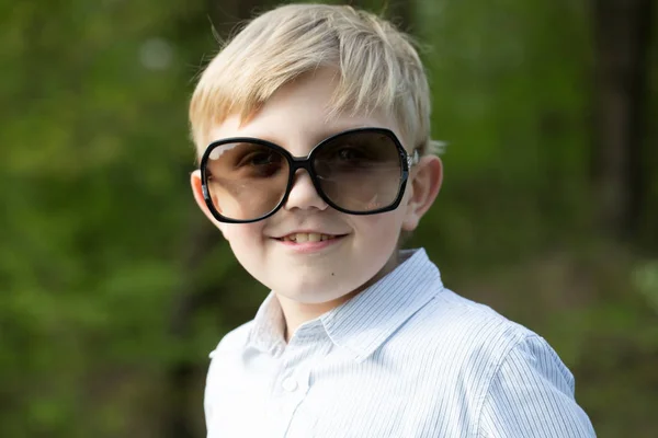 Ładny chłopczyk w okulary — Zdjęcie stockowe