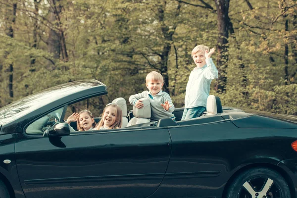 Enfants heureux amis en voiture — Photo