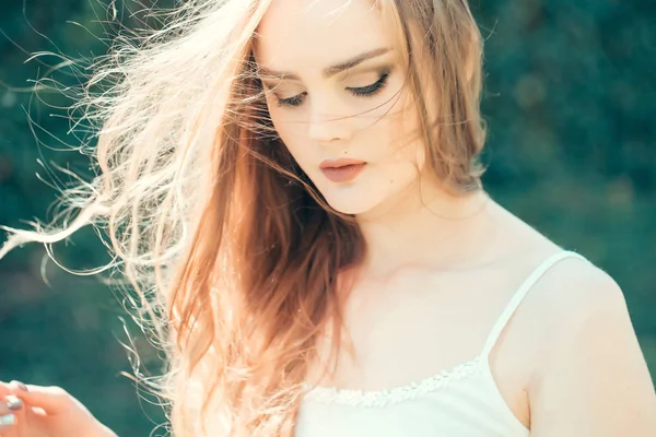 Menina bonita com cabelo comprido — Fotografia de Stock