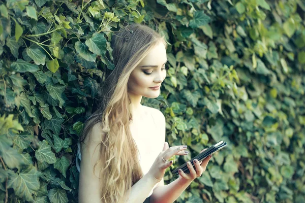 Chica bonita con teléfono móvil — Foto de Stock