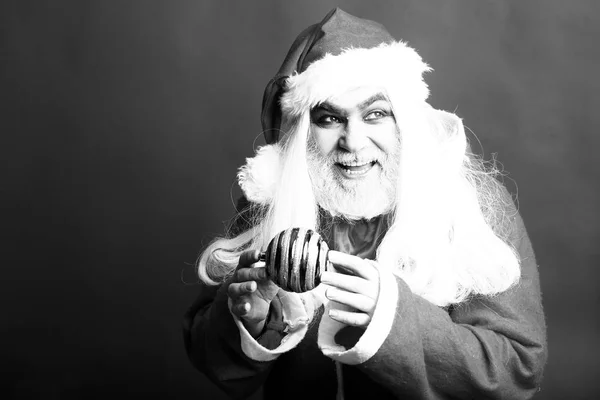 Dekoratif topu ile gülümseyen Noel adam — Stok fotoğraf