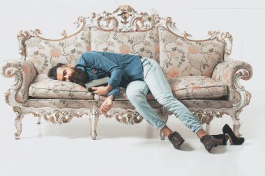 sakallı adam kanepede uyuyor