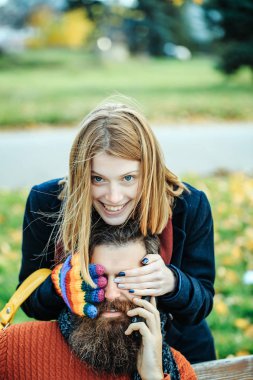 Sonbahar parkında genç bir çift