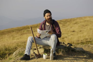 Sakallı adam rota araştırıyor