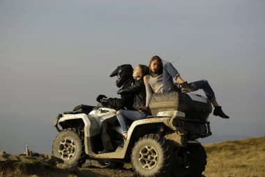 Adam ve kızı dört binmek