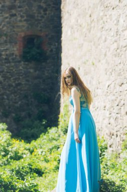 mavi elbiseli güzel kız