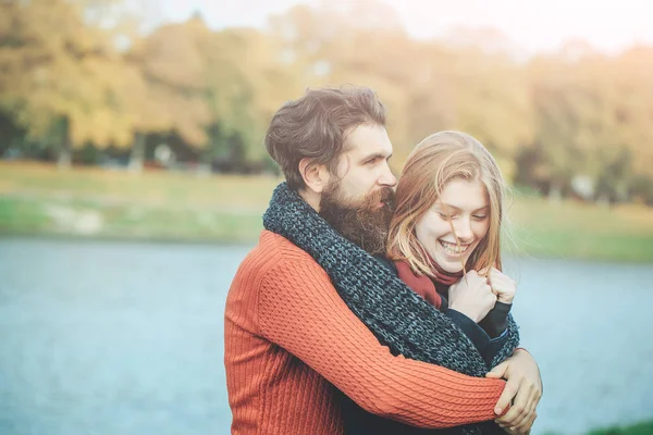 Pareja joven en otoño parque — Foto de Stock