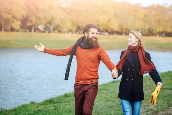 Junges Paar im Herbstpark — Stockfoto