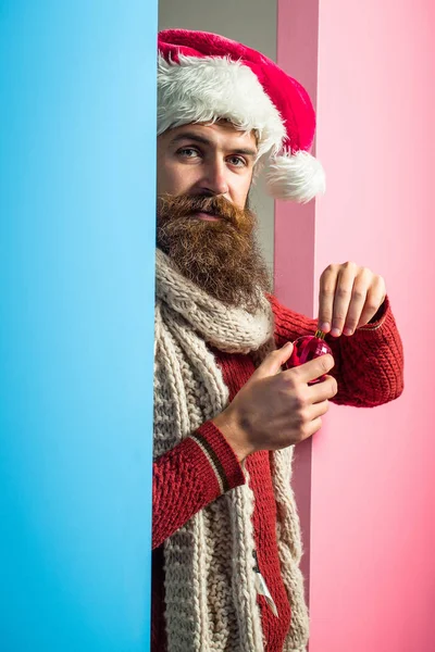 Hombre de Navidad con bola decorativa — Foto de Stock