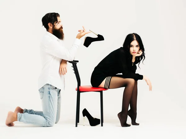 Сексуальная пара на стуле с туфлями — стоковое фото