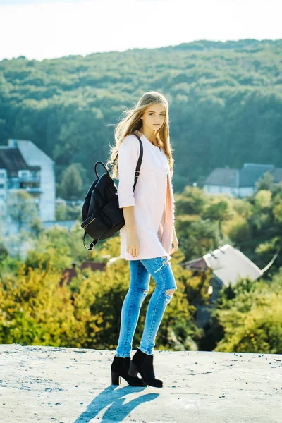 Pretty girl on sunny day — Stock Photo, Image