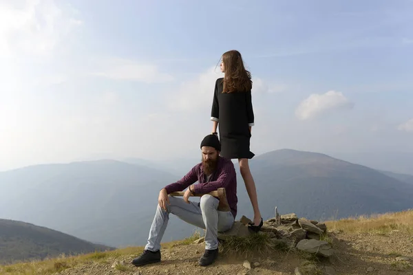 Pareja en cima de la montaña — Foto de Stock