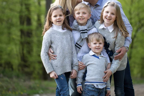 Glückliche Kinderfreunde im Wald — Stockfoto