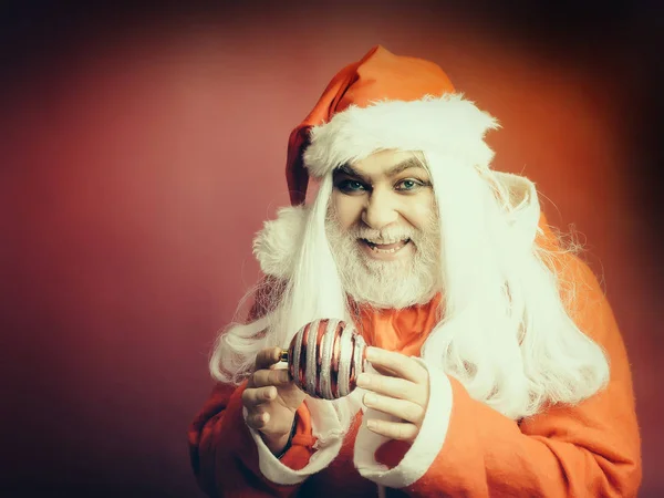Dekoratif topu ile gülümseyen Noel adam — Stok fotoğraf