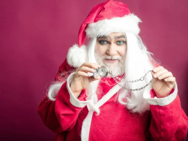 チェーンの時計と笑みを浮かべてクリスマス男 — ストック写真