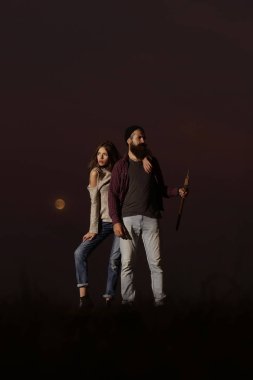 alacakaranlık kucaklayan Çift