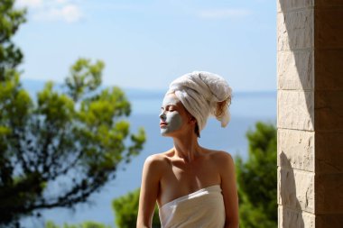 yüz maskesi ile güzel kız