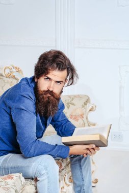 Kitap ile yakışıklı sakallı adam