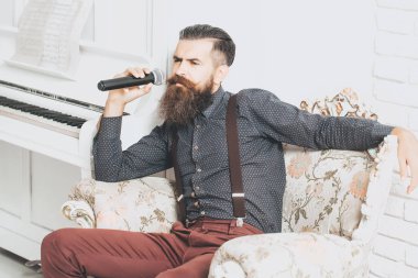 Yakışıklı adam koltukta, şarkı