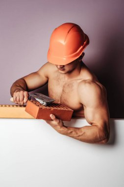 Seksi kaslı erkek yapıcı.