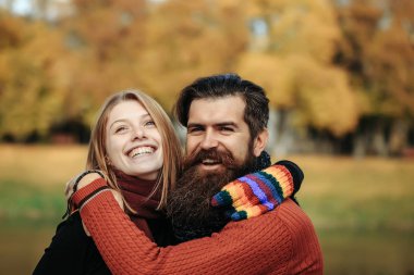 Sonbahar parkında genç bir çift