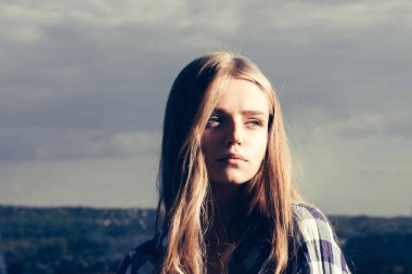 sarışın güzel kız