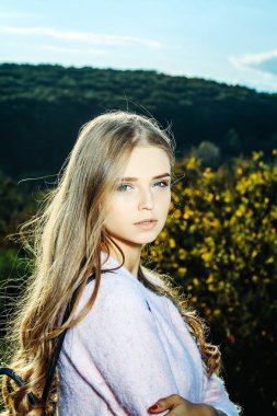 Uzun Saçlı Güzel Kız