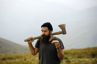 Oduncu adam hipster balta ile